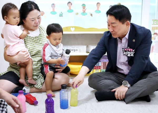 대전 서구 국공립어린이집에 방문한 서철모 구청장 모습