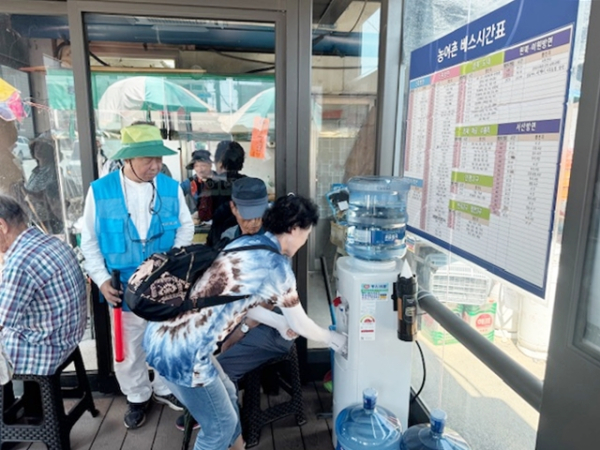 버스 승강장에 신규 설치된 정수기 모습.(태안읍 중앙로 승강장)