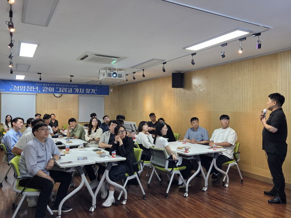 문화춘추관에서 참가한 청년들이 ‘같이 그리고 가치찾기’강의를 듣고 있다.