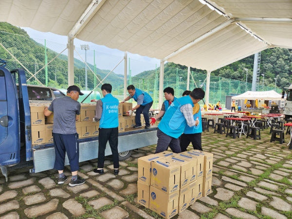 지난 7월 21일, 경남 합천군 호우피해 지역 주민의 일상 회복 지원을 위해 한국수자원공사 직원봉사단 ‘물사랑나눔단’이 병입 수돗물을 운반하고 있다.