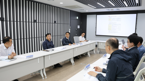 강주엽 행복청장(왼쪽테이블 왼쪽에서 두번째)이 정부세종청사 6동에서 중대산업‧시민재해 관련 의무이행사항 점검 모습