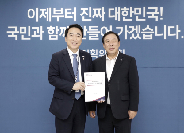 최민호 세종시장이 박수현 국정기획위원회 국가균형성장특별위원에게 건의안 전달