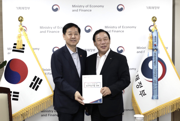 최민호 시장, 국비 지원요청(왼쪽부터 구윤철 경제부총리, 최민호 시장)