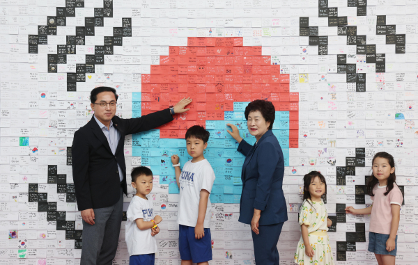박희조 동구청장이 광복절 메시지를 붙이며 대형 태극기를 완성하고 있다.