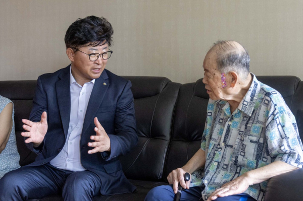 최충규 대덕구청장(사진 왼쪽)이 13일 대덕구 거주 독립유공자 박희남 지사 후손의 자택을 방문해 존경과 감사의 뜻을 전하고 있다.