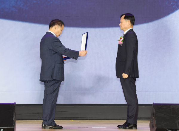 노진용 사단법인 우운 문양목 선생 기념사업회 이사장(왼쪽)이 이정복 서부발전 사장에게 감사패를 수여하는 모습