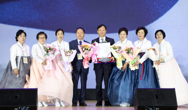 이정복 서부발전 사장(오른쪽 네 번째)과 노진용 사단법인 우운 문양목 선생 기념사업회 이사장(오른쪽 다섯 번째)이 기념식에 참석한 지역주민들과 기념 촬영하는 모습