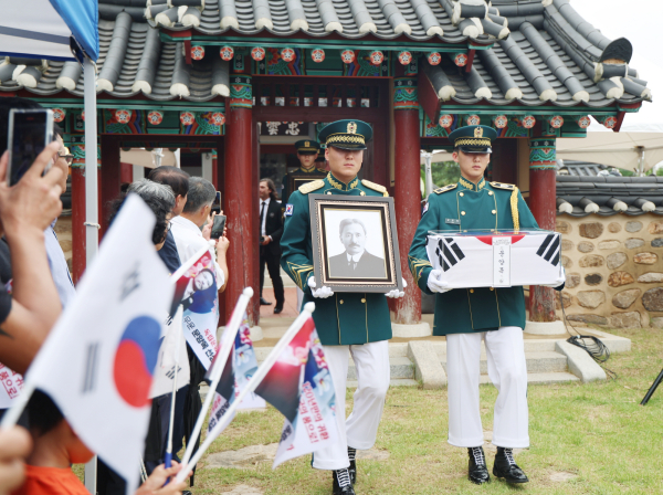 지난 13일 남면 몽산리 우운 문양목 선생 유해 봉환 모습