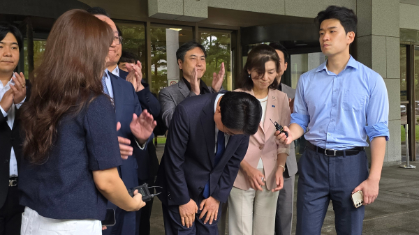 대법원에서 무죄 판결을 받은 조국혁신당 황운하 의원이 인사를 하고 있다.