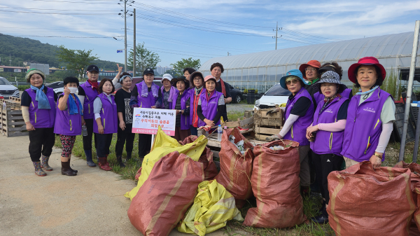 지난 7월 26일 서산시여성단체협의회 회원들이 인지면 수해 피해 현장에서 환경 정화 활동
