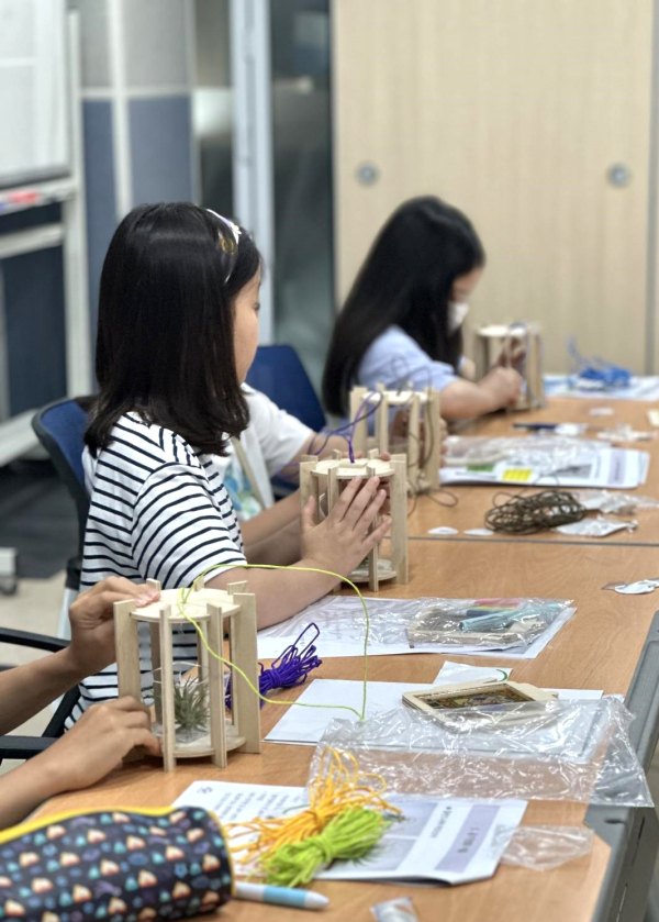 ‘유성다과상 과학캠프:루미(LUMI)’에 참여한 학생이 자동으로 작동되는 ‘조도 센서 스마트 램프’를 만들고 있다.