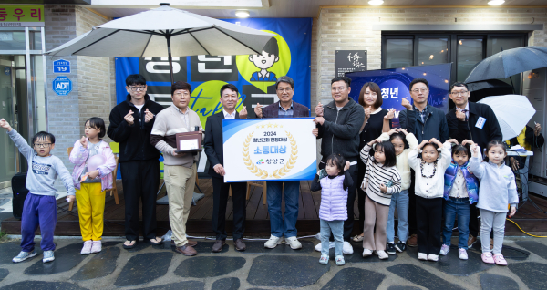 지난 해 청춘거리에서 열린 청년축제(토크콘서트)에 참석한 청년(청년네트워크)들과 김돈곤 군수의 모습