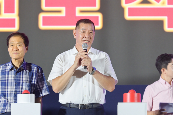 제1회 공주야밤 맥주축제 현장 모습 (최원철 시장 축사 모습)