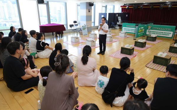 ‘2025 동구 엄마·아빠와 함께하는 과학새싹교실’ 참가 가족들이 기념촬영
