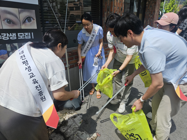 시민홍보단과 함께 플로깅 캠페인 전개 모습