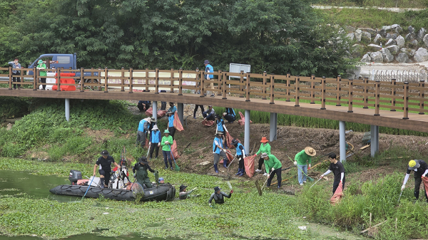 지난 18일 풍전저수지에서 진행된 부유 쓰레기 제거 활동