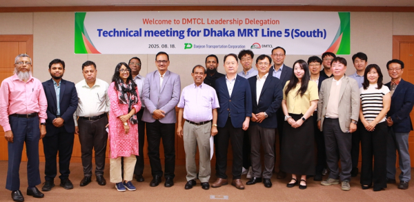 지난 18일, 본사에서 방글라데시 다카메트로와  철도 분야 국제협력 확대를 위한 전략회의를 열었다.(사진의 왼쪽에서 9번째 연규양 사장과 7번째 방글라데시 다카메트로 CEO 파루크 아흐메드(Faruque Ahmed))