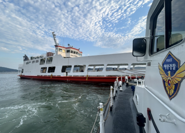 떠내려가는 여객선을 구조하는