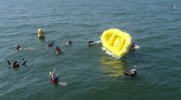 수상사고 대응 합동 모의훈련 실시-너울성 파도에 의한 전복 모습