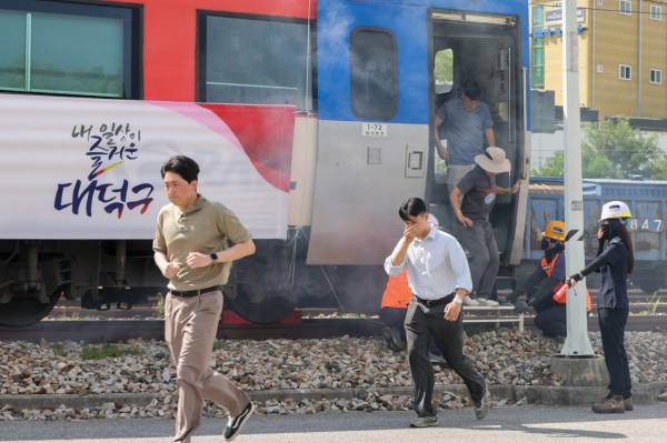 유관기관 관계자들이 19일 대전조차장에서 드론 테러 상황을 가정한 ‘2025년 을지연습 실제훈련’을 진행하고 있다.