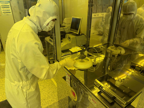 직업계고 교원 연수생이 한국기술교육대학교 클린룸에서 ‘2025학년도 하계 현장기술연수’에 참여하고 있다