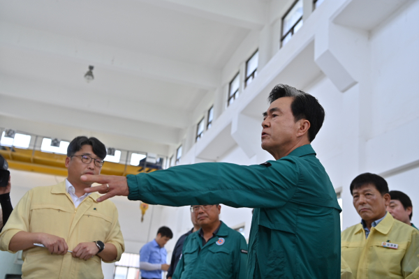 김태흠 충남지사가 부여 라복배수장 현장점검을 하고 있다.