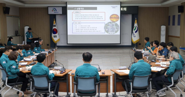 20일 구청 대회의실에서 ‘정부대전청사 핵 공격 발생 시 주민 대피 및 피해복구’를 주제로 유관기관 간 공동 대응 체계를 점검하고 시나리오별 과제를 공유하고 있다