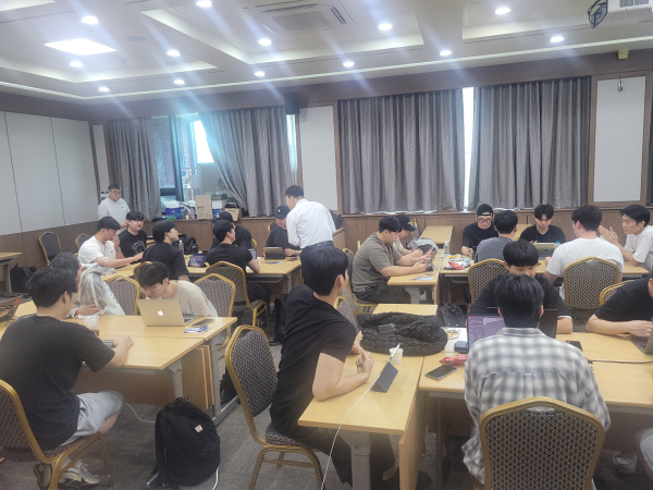 2025년 SM-Stars 창업 캠프 팀별사업고도화 멘토링 진행 모습