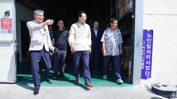 이완섭 서산시장이 21일 노인 일자리 공동체 사업단을 방문했다.