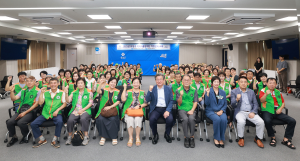 22일 유성구청 대회의실에서 진행된 지역자율방재단 역량강화 교육에서 정용래 유성구청장과 지역자율방재단원이 기념촬영