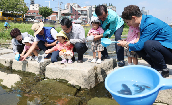 대전천서 ‘토종어류 치어 방류 및 환경캠페인’ 진행 모습