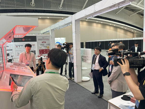 김광용 행정안전부 재난안전관리본부장이 APEC 2025 부대행사 전시회에서 엘디티(LDT) 부스를 방문해 AIoT 기반 화재 감지 솔루션 ‘SafeMate’ 제품 시연을 지켜보고 있다. / 사진=엘디티 제공