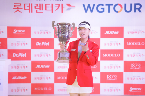 지난 24일,  '2025 롯데렌터카 WGTOUR’ 6차 대회 우승자 심지연이 우승트로피를 들고 기념사진 모습