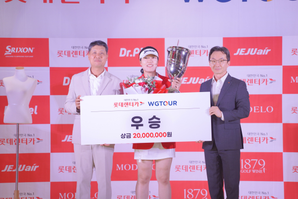 '2025 롯데렌터카 WGTOUR’ 6차 대회 시상식에서 (왼쪽부터) 골프존 박강수 대표, 우승자 심지연, 롯데렌탈 주식회사 조근행 상무가 기념사진 모습