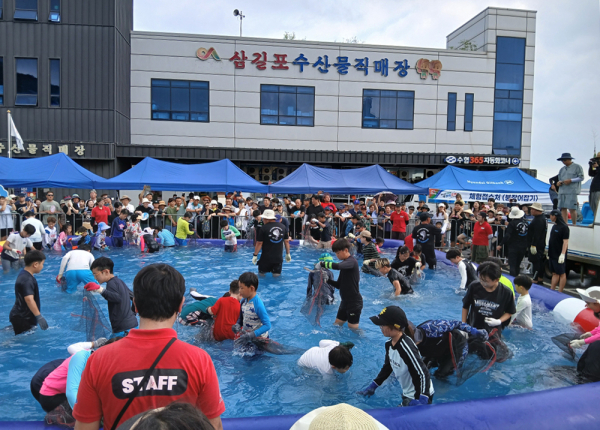 지난 23일부터 24일까지 열린 제19회 삼길포우럭축제 맨손 붕장어 잡기 모습