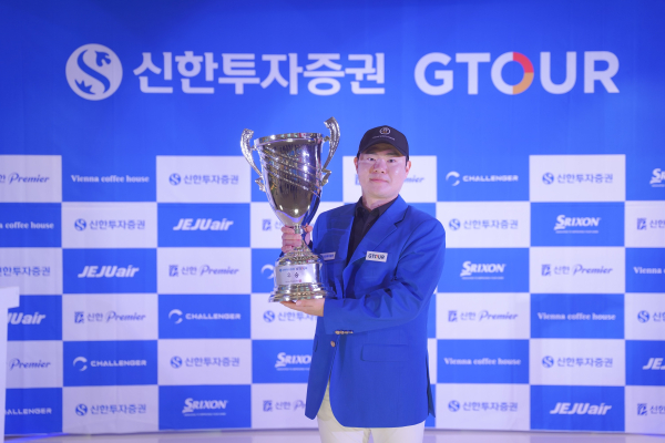 지난 23일(토) 대전 골프존조이마루에서 열린 메이저대회 ‘2025 신한투자증권 GTOUR’ 우승자 박찬희가 우승트로피를 들고 기념사진 모습