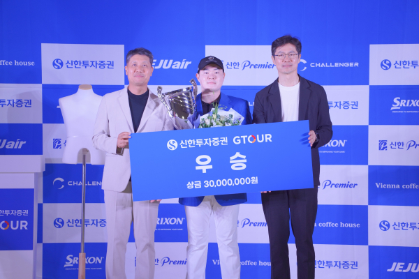 메이저대회 ‘2025 신한투자증권 GTOUR’ 6차 대회 시상식에서 (왼쪽부터)골프존 박강수 대표, 우승자 박찬희, 신한투자증권 자산관리영업본부 박세현 본부장이 기념사진