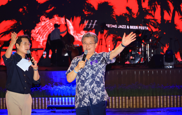 지난해 열린 유성 재즈&맥주 페스타에 참석한 정용래 구청장 모습