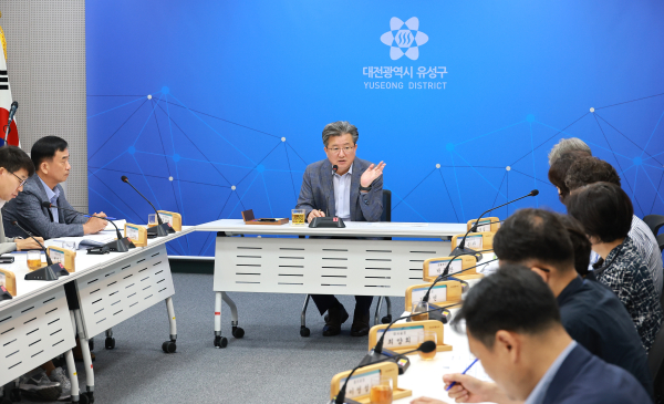 정용래 유성구청장이 25일 열린 주간간부회의를 주재하고 있다