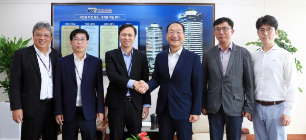 이성해 국가철도공단 이사장(오른쪽 세 번째)과 부이 아인 후언 호치민도시철도관리위원회(MAUR) 부국장(왼쪽 세 번째)이 25일 대전 본사에서 접견한 후 기념촬영