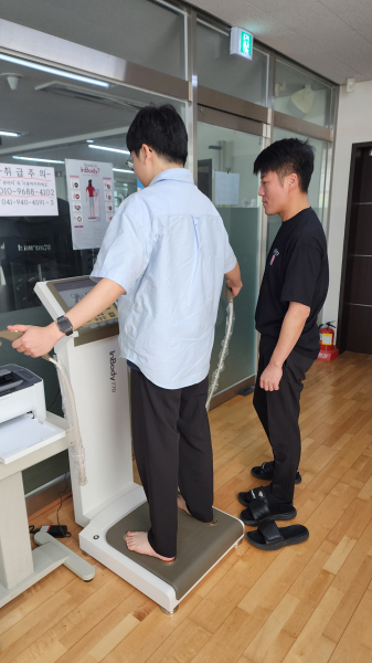 군민이 통합건강상담실에서 기초검사를 받고 있다.