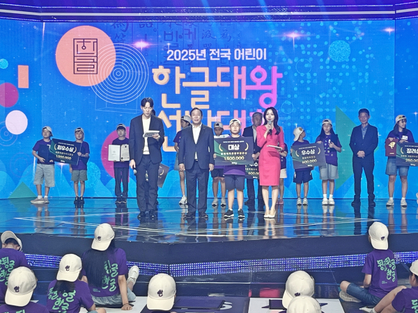 최민호(왼쪽 두 번째)시장과 대상을 받은 공세완(왼쪽 세 번째)생