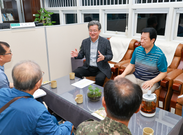26일 노은2동에서 진행된 ‘2025년 현장행정’에서 정용래 유성구청장이 직능단체 관계자와 차담회를 진행하고 있다.