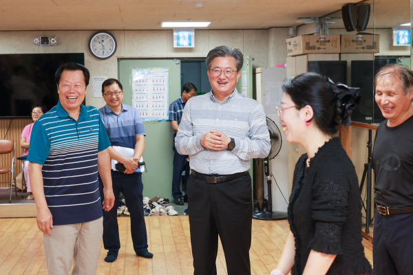 26일 노은2동에서 진행된 ‘2025년 현장행정’에서 정용래 유성구청장이 주민자치프로그램 교육 현장을 방문했다.