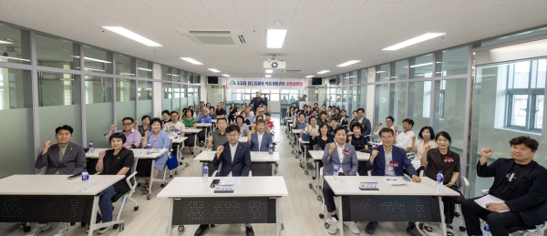 26일 오정동 창의공작소에서 열린 ‘대전조차장 철도 입체화 주민 설명회’를 마친 후 파이팅을 외치며 기념 촬영