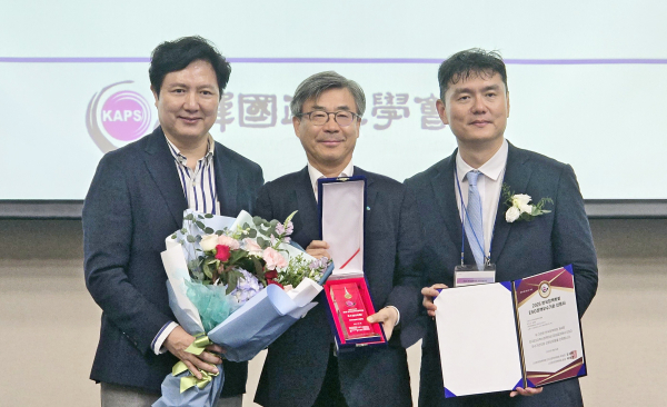 남태헌(가운데) 한국산림복지진흥원장이‘한국 ESG 혁신정책 대상’에서 환경 부문 우수상을 수상한 뒤 김태영(왼쪽) ESG정책위원회 위원장, 박형준(오른쪽) 한국정책학회 회장과 기념촬영