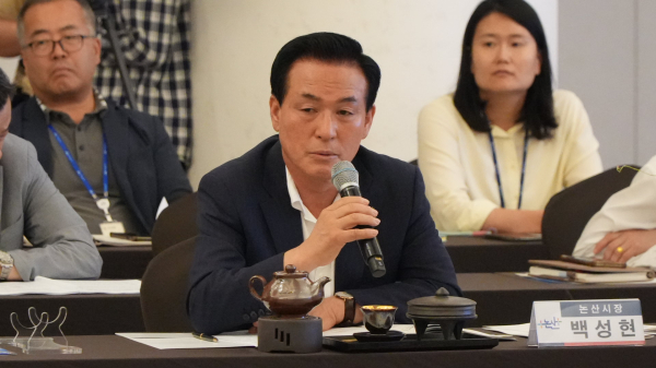 시장군수협의회에서 발언하고 있는 백성현 논산시장