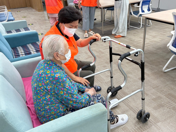 지난 21일, 아이돌보미 봉사단 ‘섬섬옥수’ 장군면에 위치한 ‘더 사랑 요양원’에서 봉사활동 진행 모습