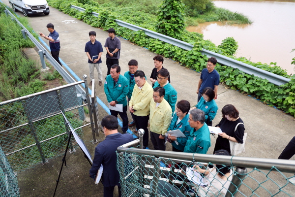 파천수로 배수문 현장방문 브리핑 모습