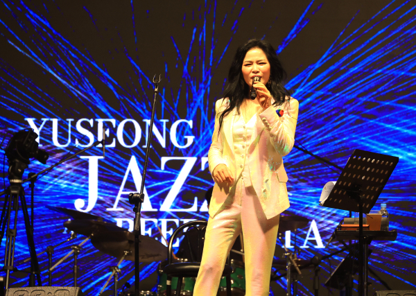 지난 ‘2024 유성재즈&맥주페스타’에서 웅산이 공연을 하고 있다.